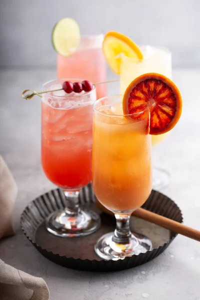 Освежая коктейли или насмешки с апельсинами и клюквой — стоковое фото