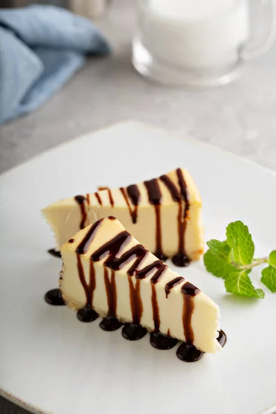 Duas fatias de cheesecake com molho de chocolate — Fotografia de Stock