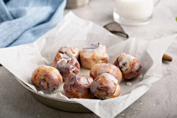 Små glaserade kanelbullar — Stockfoto