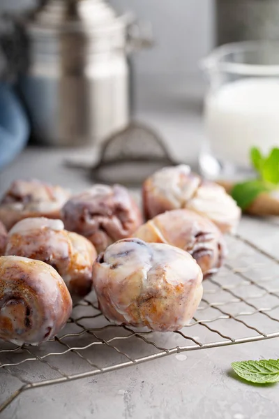 Petits rouleaux de cannelle émaillée — Photo