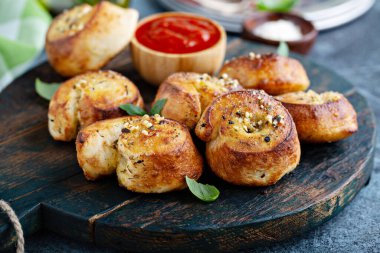 Marinara soslu sarımsaklı börek.