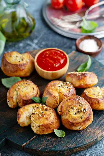 Garlic dinner rolls with marinara sauce — Stock Photo, Image