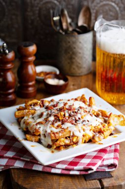 Pastırmalı peynir kızartması.