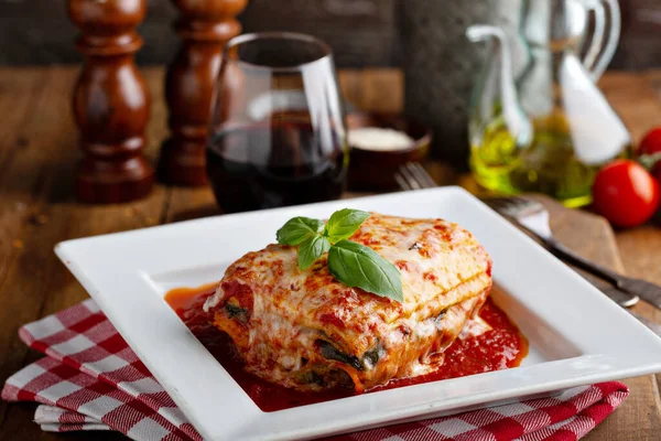 Klassisk lasagne bit på en platta — Stockfoto