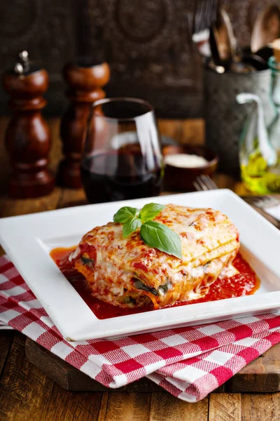 Klassisk lasagne bit på en platta — Stockfoto