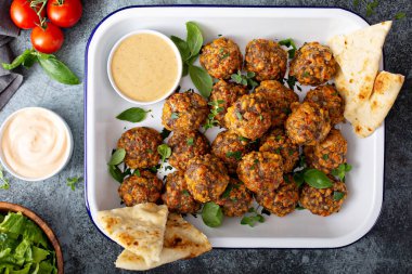 Peynirli ve soslu sosis topları