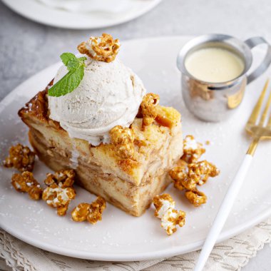 Dondurmalı karamelli elmalı puding.