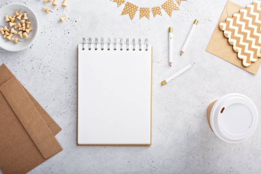 Tabletle aydınlık ve parlak bir masa.