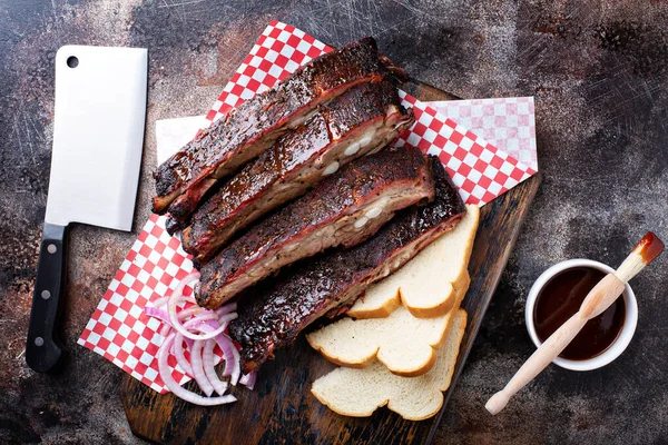 Barbeque ribs with red onion — Stock Photo, Image