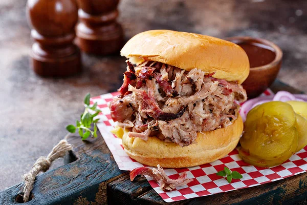 Pulled pork sandwich with pickles — Stock Photo, Image