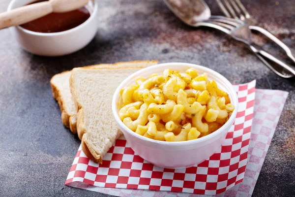 Mac och ost i en skum skål — Stockfoto