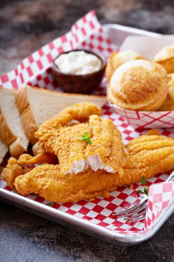 Kızarmış yayın balığı ve mısır ekmeği