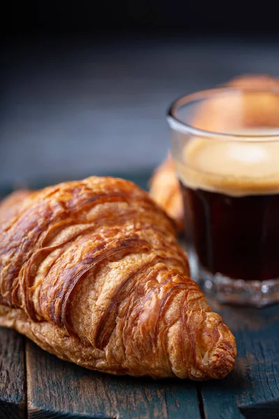 Croissant com café — Fotografia de Stock