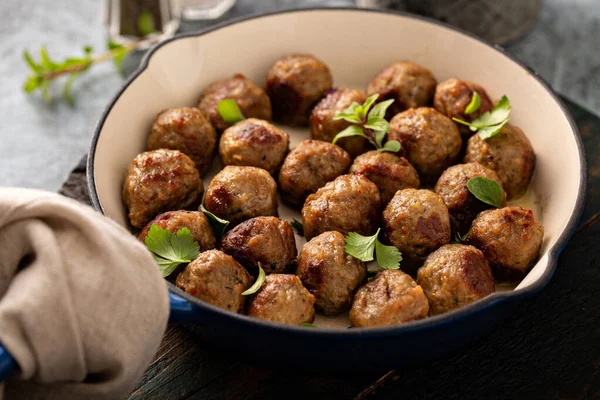 Polpette svedesi in una padella di ghisa — Foto Stock