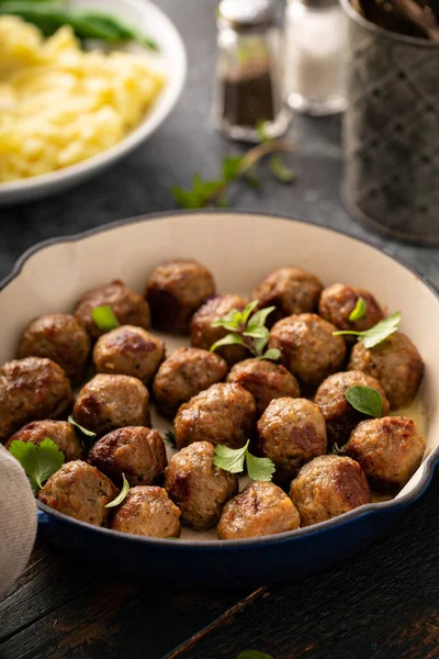 Polpette svedesi in una padella di ghisa — Foto Stock