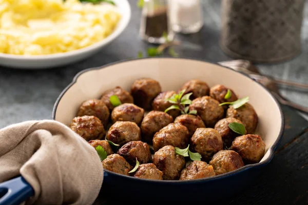 Boulettes suédoises dans une casserole en fonte — Photo