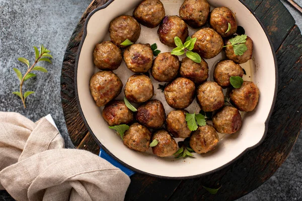 Polpette svedesi in una padella di ghisa — Foto Stock