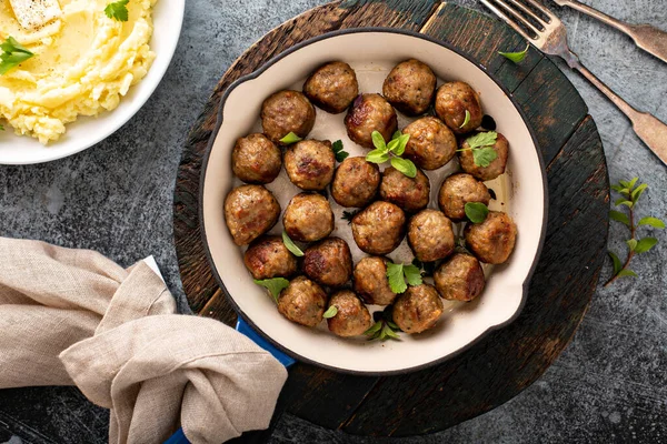 Polpette svedesi in una padella di ghisa — Foto Stock