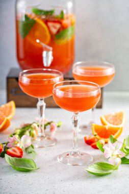 Çilekli ve fesleğenli soda.