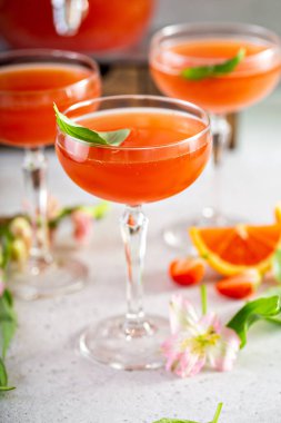 Çilekli ve fesleğenli soda.