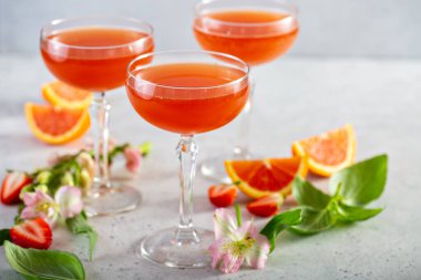 Çilekli ve fesleğenli soda.