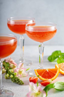 Çilekli ve fesleğenli soda.