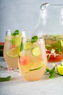 Karpuz ve salatalık. Beyaz şarap. Sangria.