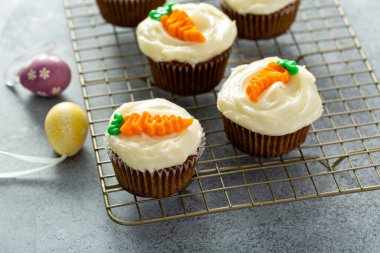 Paskalya için havuçlu kek.