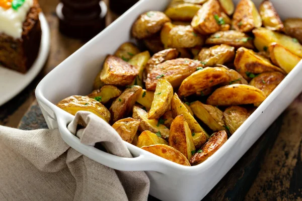 Pommes de terre rôties sur une table de Pâques festive — Photo