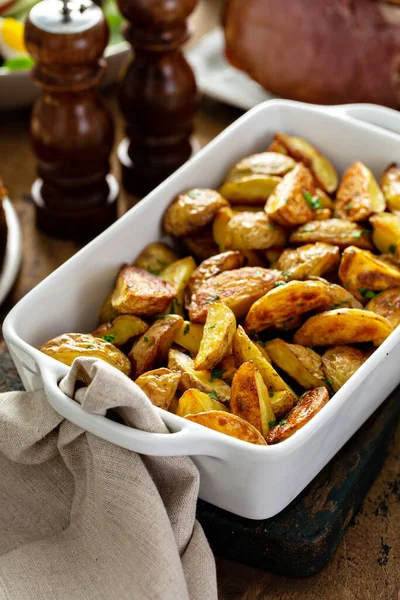 Pommes de terre rôties sur une table de Pâques festive — Photo