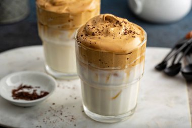 Dalgona kahvesi ya da çırpılmış kahve.