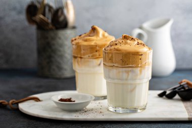 Dalgona kahvesi ya da çırpılmış kahve.