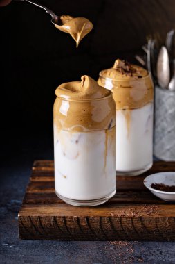 Dalgona kahvesi ya da çırpılmış kahve.