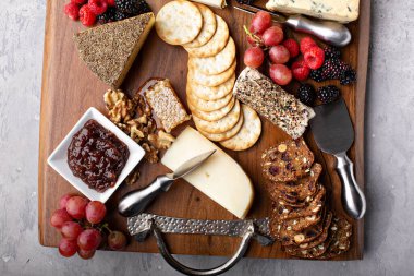 Ballı ve krakerli peynir tahtası