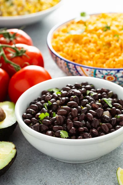 Baked beans with onion and cilantro — Stock Photo, Image