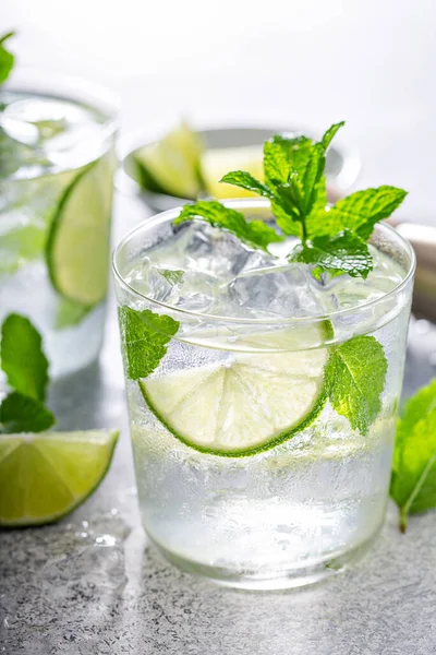 Frissítő nyári mojito koktél — Stock Fotó