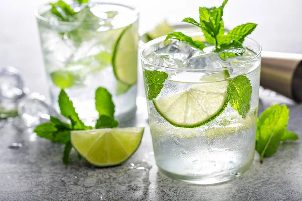 Refreshing summer mojito cocktail — Stock Photo, Image