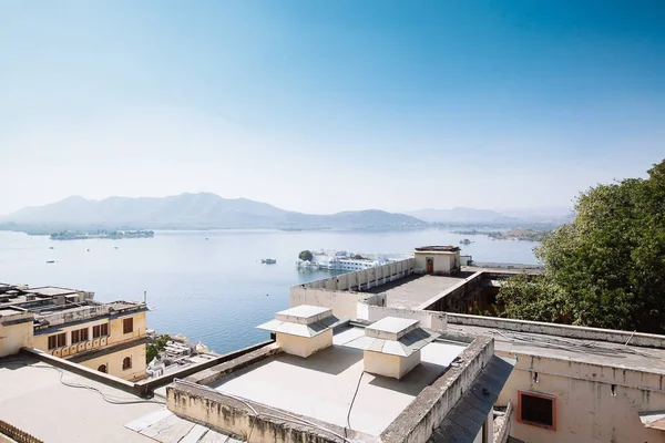 Blick auf den Pichola-See und Palas, Udajpur, Indien — Stockfoto