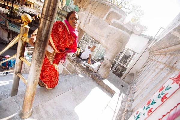 UDAIPUR, INDIA - JANUARY 12: Unidentified people near Jagdish te — Stock Photo, Image