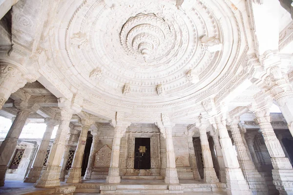 Inre av Ranakpur tempel i Rajasthan, Indien — Stockfoto