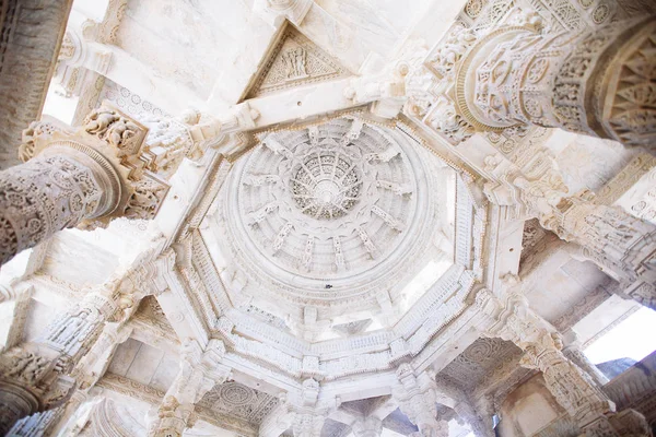 Intérieur du temple Ranakpur au Rajasthan, Inde — Photo