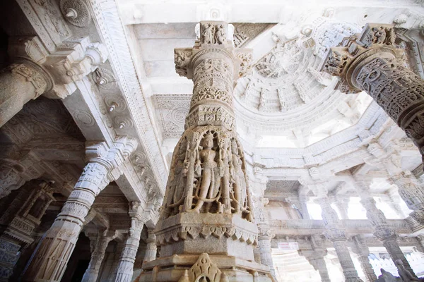 Inre av Ranakpur tempel i Rajasthan, Indien — Stockfoto