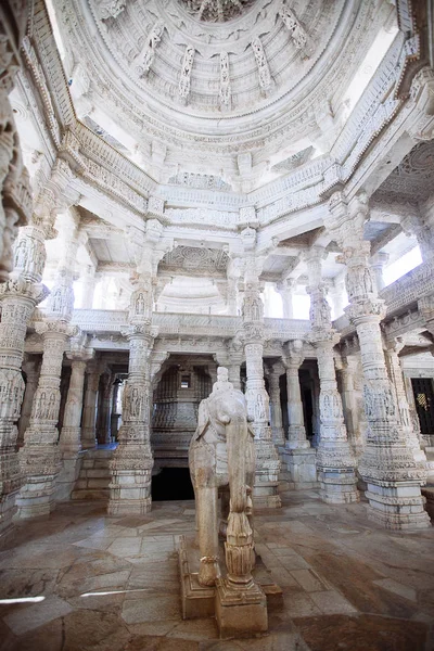 Innere des Ranakpur-Tempels in Rajasthan, Indien — Stockfoto