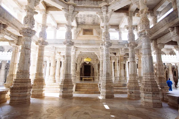 Inre av Ranakpur tempel i Rajasthan, Indien — Stockfoto