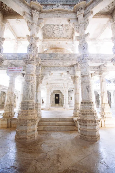 Inre av Ranakpur tempel i Rajasthan, Indien — Stockfoto