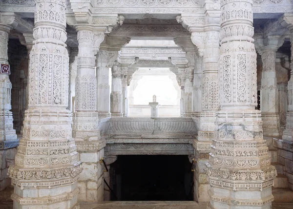 Inre av Ranakpur tempel i Rajasthan, Indien — Stockfoto