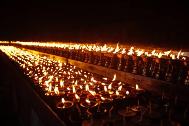 Çoğu karanlıkta parlayan alevler mum 