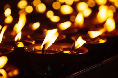 Çoğu karanlıkta parlayan alevler mum 