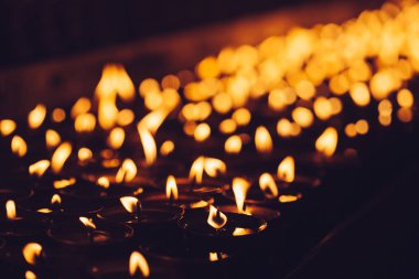 Çoğu karanlıkta parlayan alevler mum 