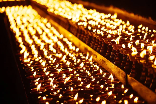 Many candle flames glowing in the dark — Stock Photo, Image